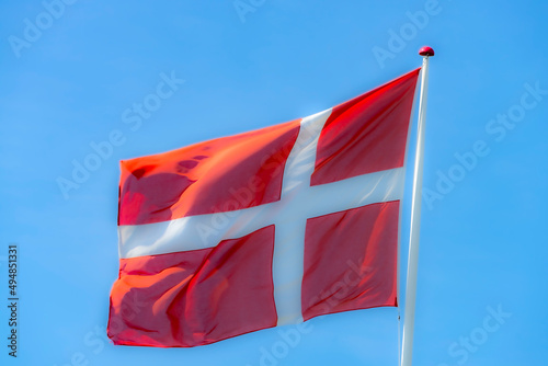 Dannebrog - die dänische Nationalflagge im Wind - Weichzeichnung mit Unschärfte photo