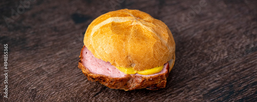 Leberkäs Semmel mit Senf als Banner