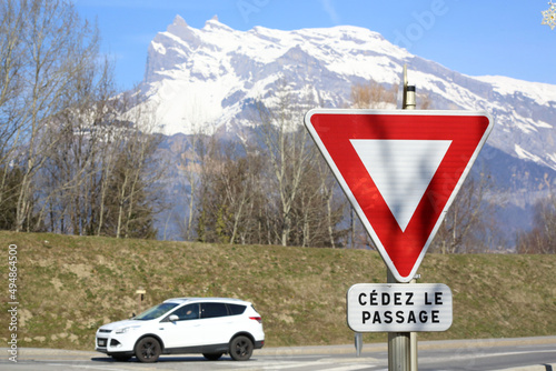 Cédez le passage. Panneau de signalisation routière. Aiguilles de Warens. Saint-Gervais-les-Bains. Haute-Savoie. Auvergne-Rhône-Alpes. Haute-Savoie. France.