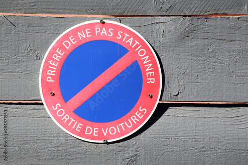 Prière de ne pas stationner. Sortie de voitures. Signalisation routière. Saint-Gervais-les-Bains. Haute-Savoie. Auvergne-Rhône-Alpes. France.... photo