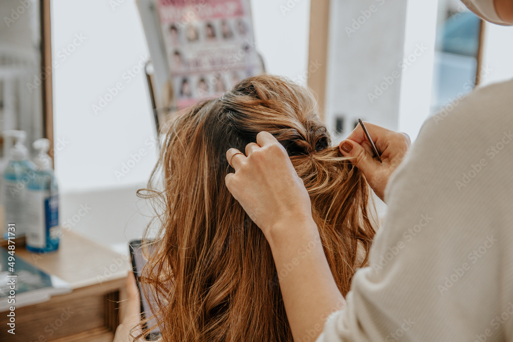 Naklejka premium Mulher no salão de beleza ambiente tranquilo