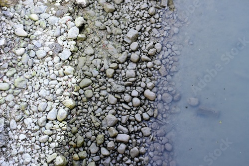 Lago con rive di sassi