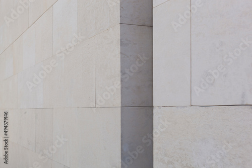 Modern light architecture with clear lines. Light stone facade. Moderne helle Architektur mit klaren Linien. Helle Steinfassade. 