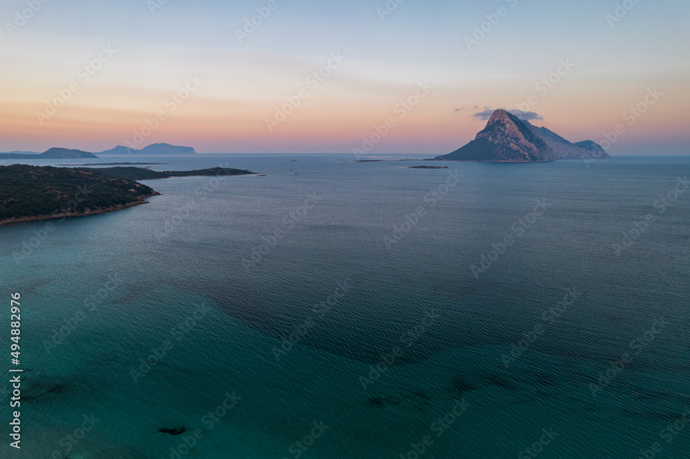 Sardegna, spiaggia di Porto Taverna e Isola di Tavolara al Tramonto