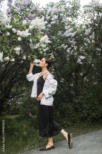 Obraz na płótnie woman sniffing the scent of lilacs w salonie