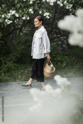 Obraz na płótnie woman holding a basket of white lilacs in her hands w salonie
