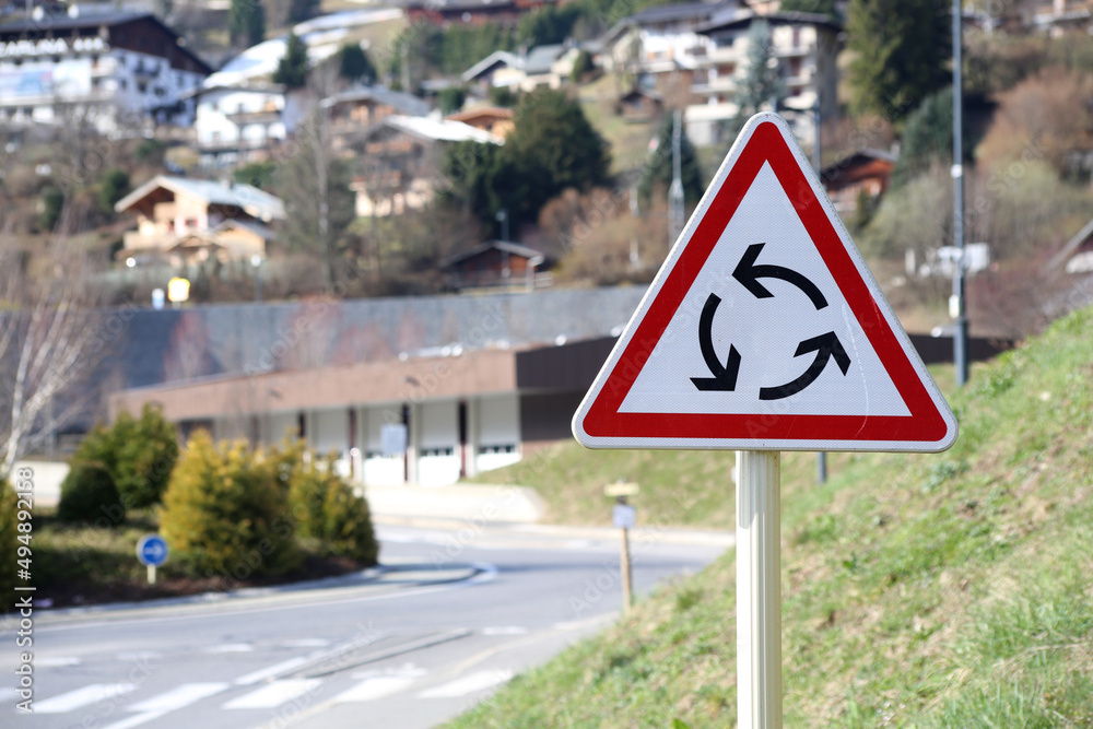 Rond point. Panneau de signalisation routière. Saint-Gervais-les-Bains. Haute-Savoie. Auvergne-Rhône-Alpes. Haute-Savoie. France. Rond point. Panneau de signalisation routière. Saint-Gervais-les-Bains. Haute-Savoie. Auvergne-Rhône-Alpes. Haute-Savoie. France.