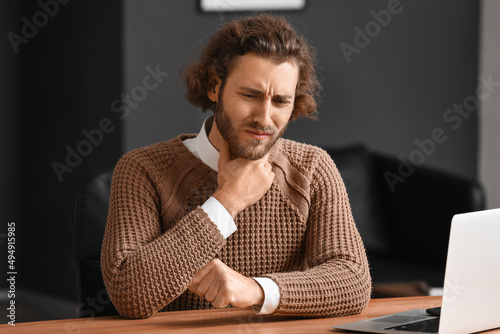 Ill man with sore throat in...