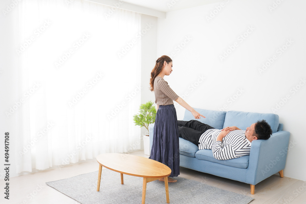 寝ている夫を責める妻 寝ている夫を責める妻