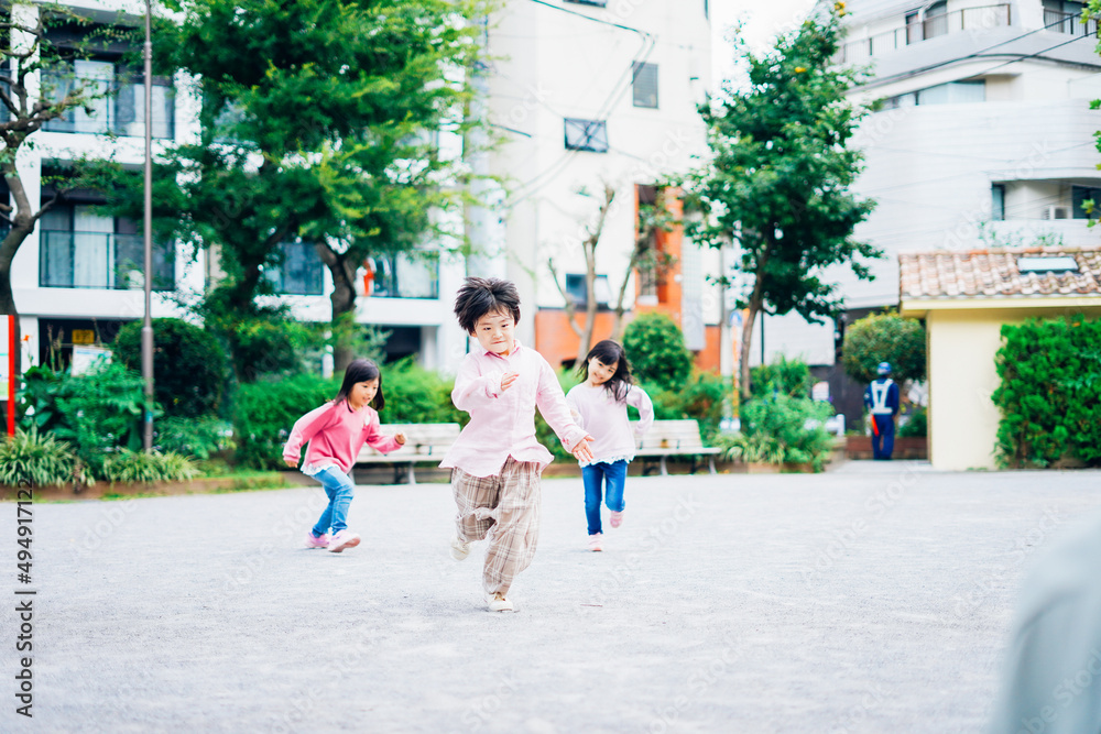 Obraz premium 公園でかけっこをする小さな子どもたち