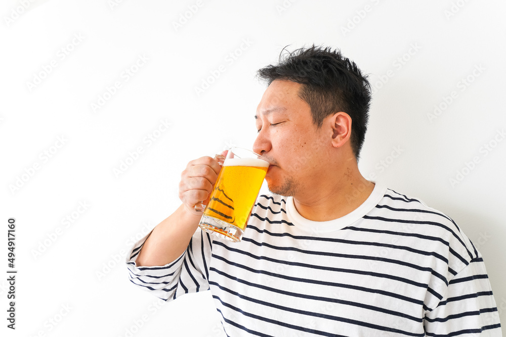 自宅でビールを飲む中年の男性 自宅でビールを飲む中年の男性