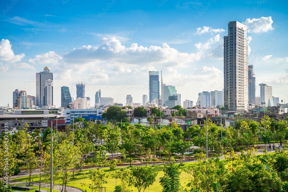 Obraz premium Beautiful green park in Bangkok city, Thailand. Nature and environmental in city concept.