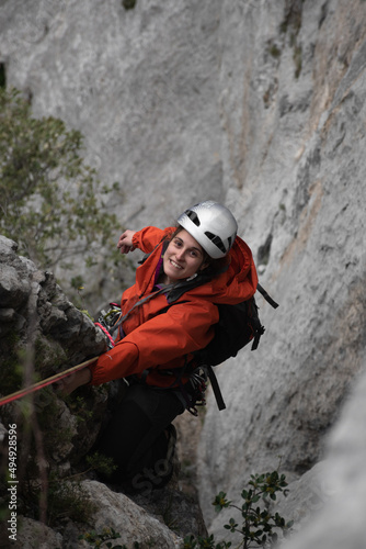 chica escalando una montaña