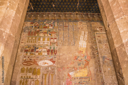 Εκτύπωση καμβά Low angle shot of an ancient building in Hatshepsut, Egypt