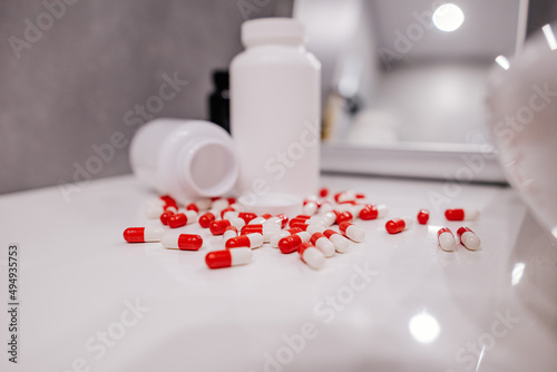 Leki wysypane na blacie w łazience 