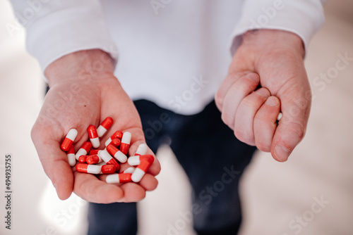 Tabletki trzymane w dłoni