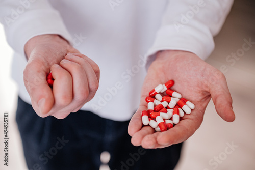 Tabletki trzymane w dłoni
