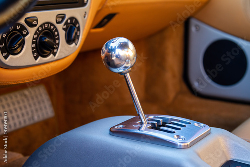 Фотография Closeup shot of a stick shift in a vintage car