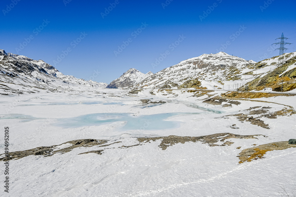 Bernina, Lago Bianco, Alpen, Graubünden, Winter, Schneedecke, Bernina-Express, Berninapass, Zugfahrt, Zugreise, Wintersport, Eis, Stausee, Schweiz