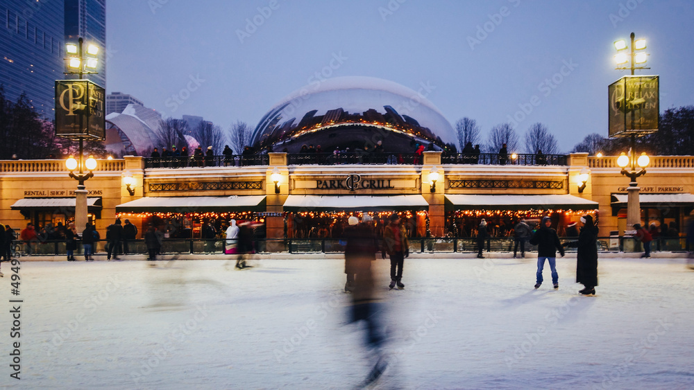 Obraz premium Scenic view of McCormick Tribune Plaza & Ice Rink in Chicago, Illinois