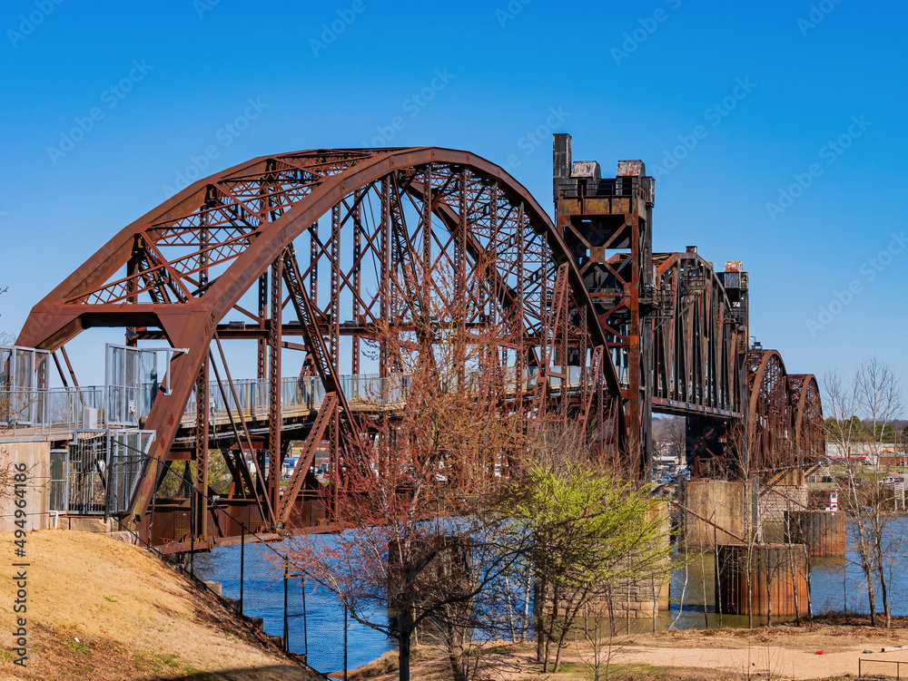 Fototapeta premium Sunny view of the historical Clinton Presidential Park Bridge