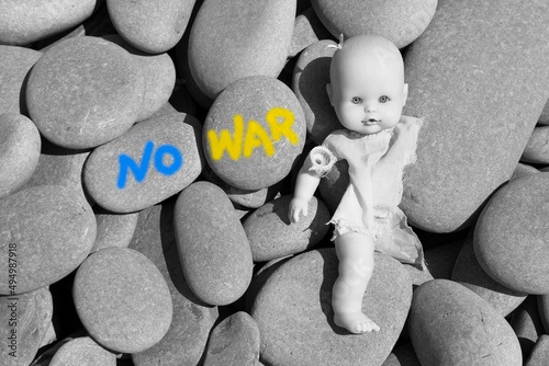 ucrania no a la guerra ayuda humanitaria muñeca rota entre escombros IMG_3112-as22 photo