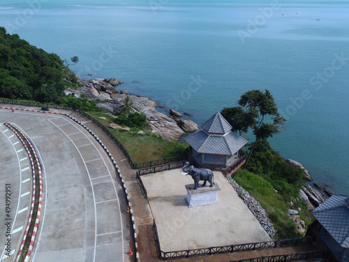 Fotografia Aerial view of a temple and an elephant sculpture in Khanom District, Nakhon Si