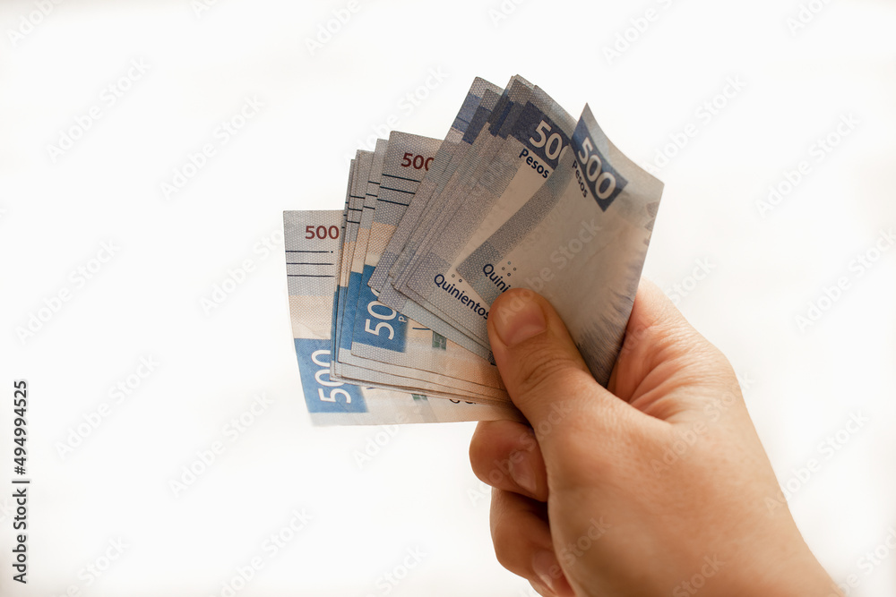 Mano Sosteniendo Fajo De Billetes De Quinientos Pesos Mexicanos Stock mano-sosteniendo-fajo-de-billetes-de-quinientos-pesos-mexicanos-stock