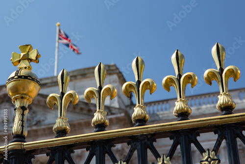 Fototapeta Selective focus shot of the golden gate of the Buckingham Palace