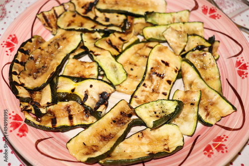 Zucchine grigliate su piastra e condite con olio extravergine di oliva