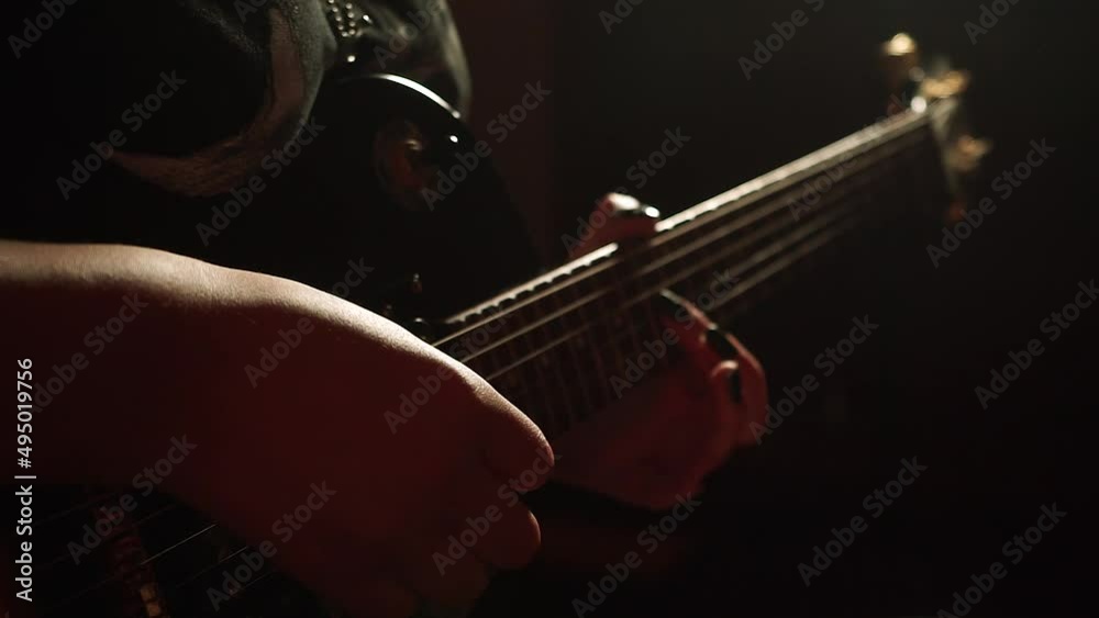 Persona tocando la guitarra a contraluz. Concepto de musica.