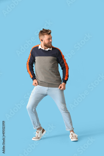 Cool dancing young man on c...