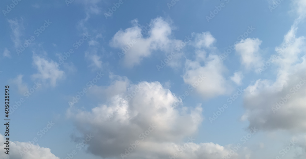 Obraz premium blue sky background with clouds Beautiful clouds at the beginning of the rainy season