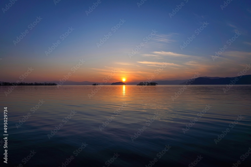竹生島越しに沈む琵琶湖の夕焼け情景＠滋賀