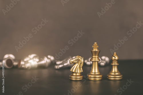 Foto Close-up knight standing with king chess and bishop teamwork concepts volunteer or challenge of business team or wining and leadership strategy and organization risk management or team player
