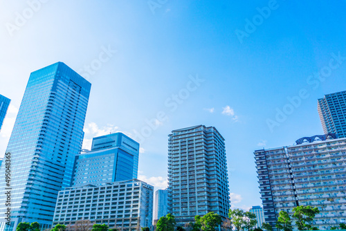 高層マンションの外観と爽やかな青空の風景_c_30 © koni film