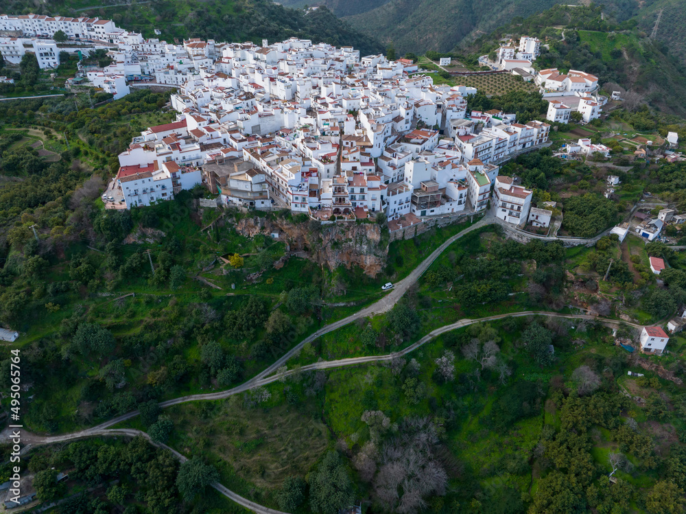 vista aérea del municipio de Istán en la provincia de Málaga, España