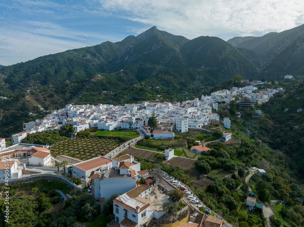 vista aérea del municipio de Istán en la provincia de Málaga, España