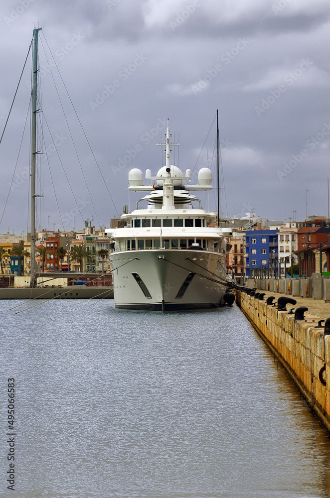 Fototapeta premium yate atracado en Puerto de Tarragona (Epaña)