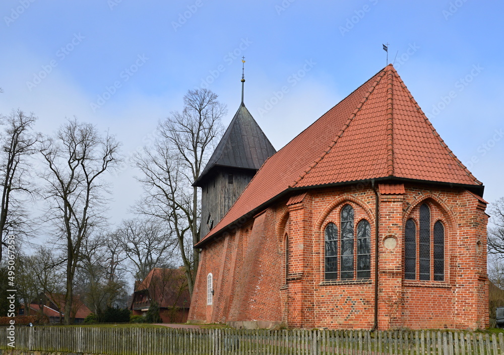 Historische Kirche im Frühling im Dorf Müden am Fluss Örtze, Niedersachsen Historische Kirche im Frühling im Dorf Müden am Fluss Örtze, Niedersachsen