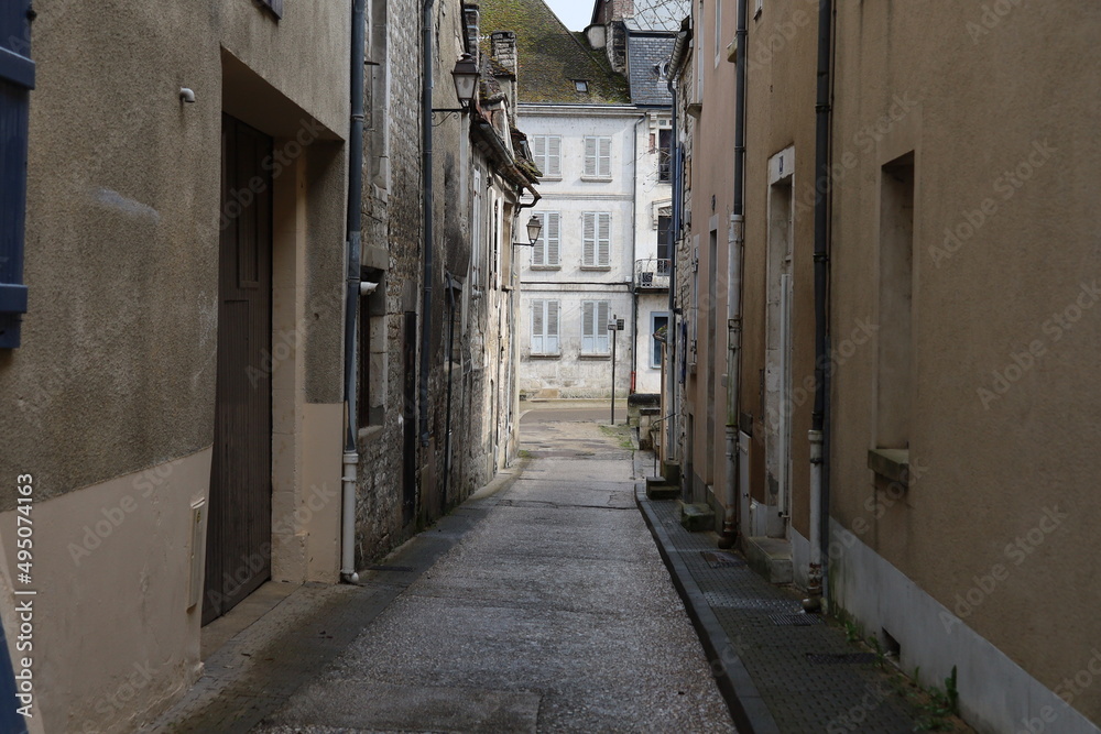 Rue typique dans Tonnerre, ville de Tonnerre, département de l'Yonne, France