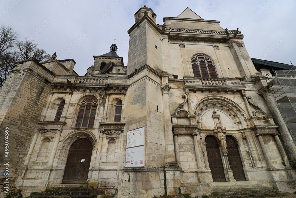 L'église Saint Pierre, de style baroque, vue de l'extérieur, ville de Tonnerre, département de l'Yonne, France