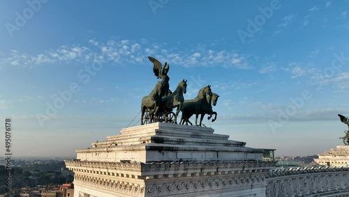 la Quadriga con vittoria alata dell'Altare della Patria a Roma, Italia.
Scenografica ripresa aerea della statua in bronzo della carrozza con cavalli e angelo del monumento Vittoriano.