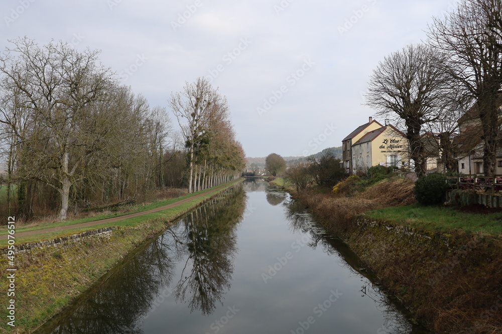 Le canal de Bourgogne à Chassignelles, village de Chassignelles, département de l'Yonne, France