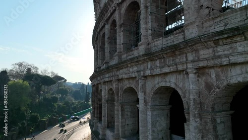 il Colosseo a Roma, Italia.
Ripresa aera con drone del colosseo all'alba. photo