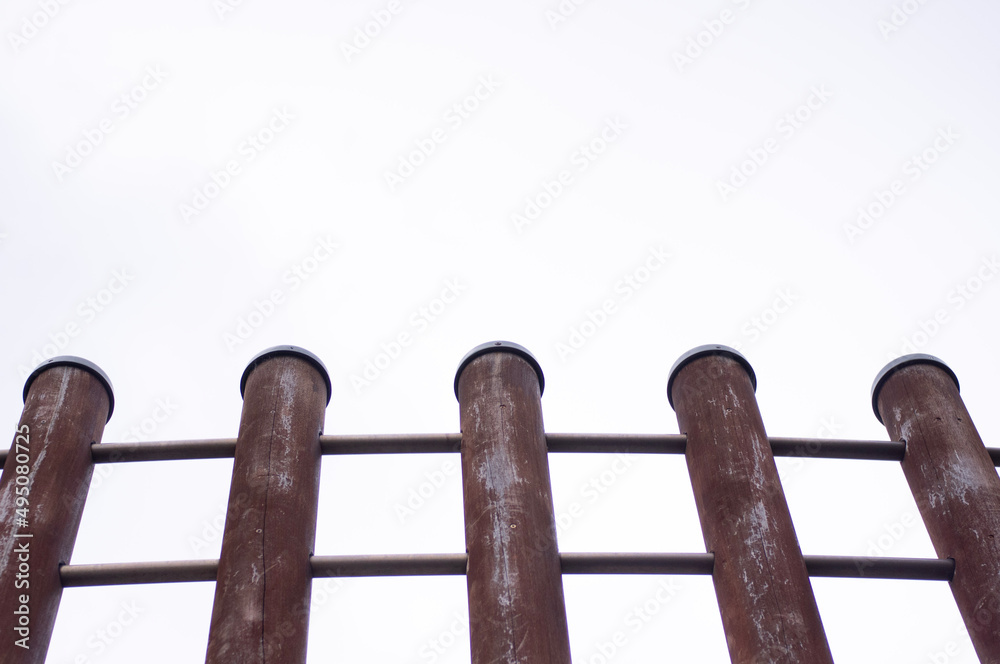 木杭と鉄でできた手すりold wooden fence