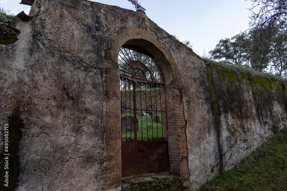 Antiguo cementerio abandonado
