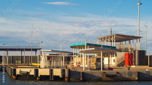 Zone industrielle portuaire, à Port-La-Nouvelle.  De nombreux engins de chantier circulent, tandis que d'immenses grues sont régulièrement actionnées pour transporter des containers photo