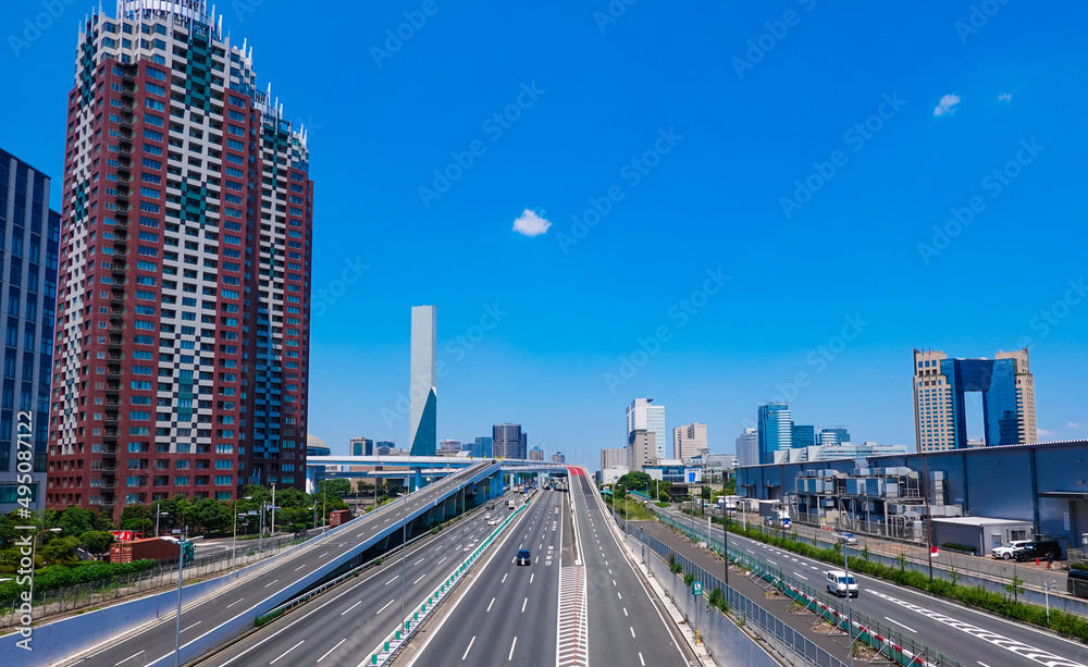 テレポートブリッジから首都高速湾岸線や東京湾岸道路を一望 Photos Adobe Stock