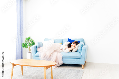 ソファーで仮眠を取る若い女性